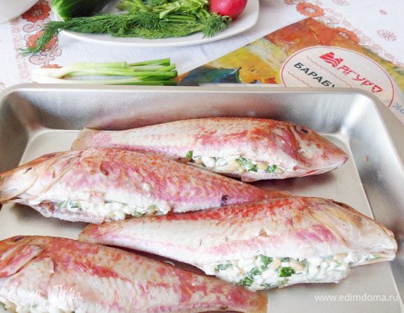 Форму для запекания смазать оливковым маслом. Выложить рыбу.
