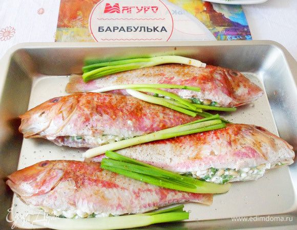 Полить оставшимся оливковым маслом, посолить, поперчить. Запекать в предварительно разогретой до 180°С духовке 15 минут.
