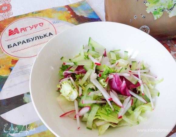 Пока барабулька запекается, можно подготовить легкий овощной салат. Я приготовила салатный микс с редисом и огурцом. Заправка — смесь гранатового соуса с оливковым маслом. 
