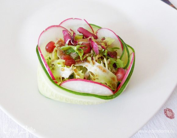 Салат можно выложить вот такую корзиночку (фантазия разыгралась!), а можно просто горкой на тарелку. Кому как нравится.
