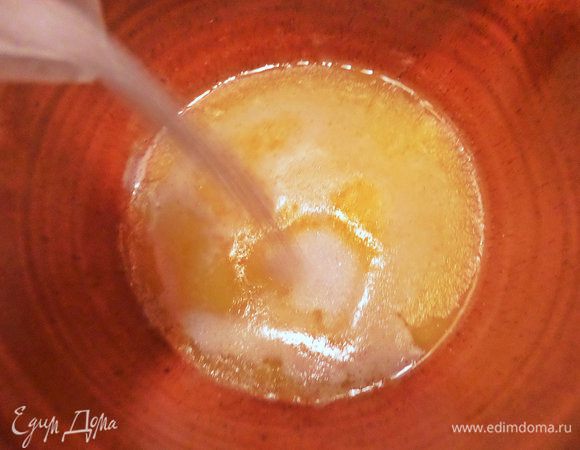 Всыпать сахар мелкий.