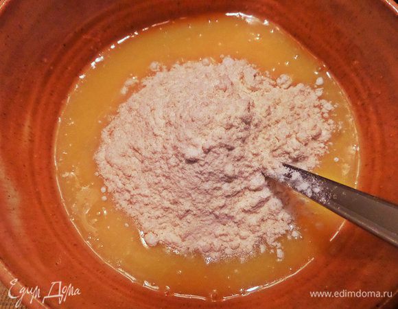 Муку с разрыхлителем. Размешать.