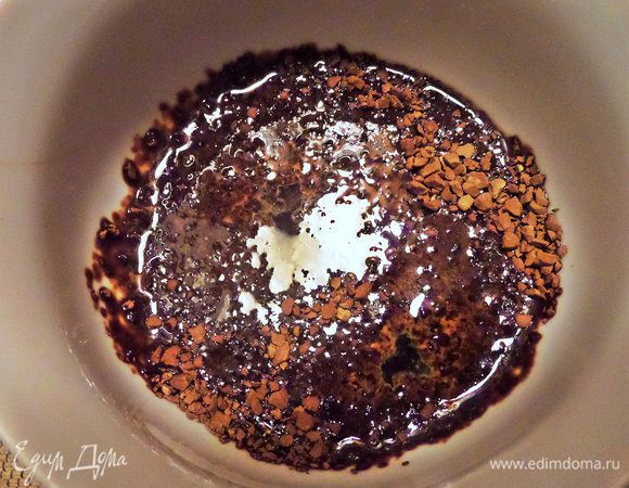 Смочить его 2-3 ч. л. горячей воды и размешать.