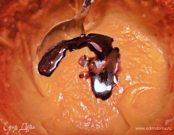 Отделить половину теста и влить в него кофе.