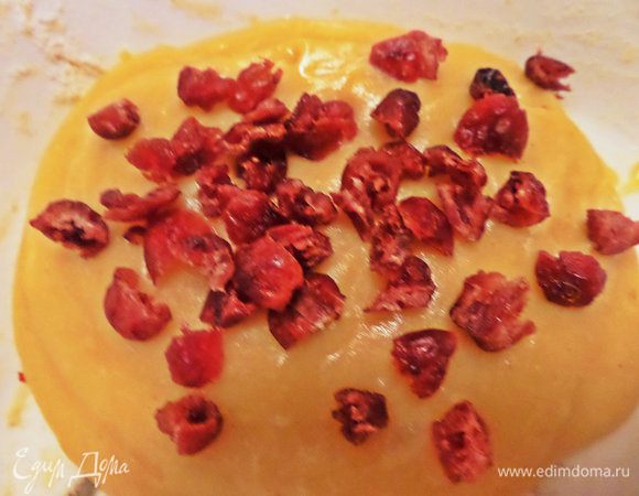 В остальное тесто всыпать клюкву или изюм.