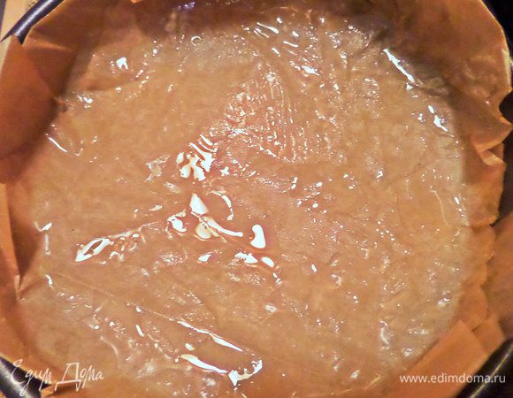 Форму 18 см в диаметре застелить пергаментом и смазать дно маслом.