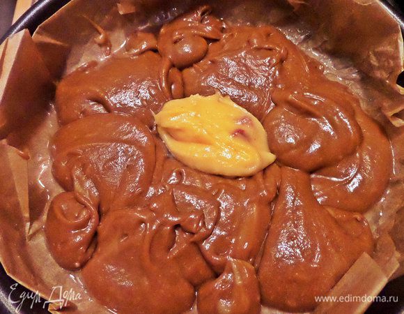 Добавлять по ложке темного теста.