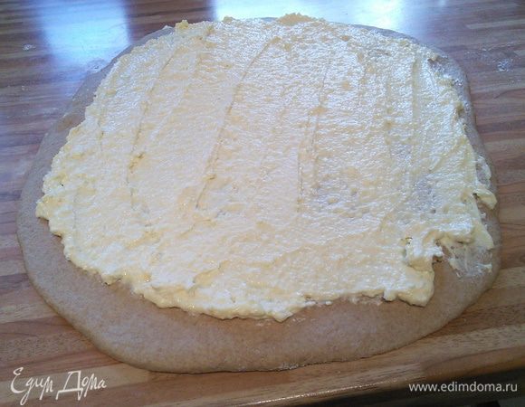 Для теста смешать оба вида муки (у меня пшеничная ц/з и полбяная ц/з, конечно же, можно использовать только один вид муки) с солью. Влить дрожжи, разведенные в теплой воде (сначала дождаться первых характерных пузырьков), замесить тесто. Месить минут 10, накрыть пленкой и поставить в теплую духовку на 2 часа. Через каждые 30 мин. тесто необходимо обмять. Затем раскатать тесто на посыпанной мукой поверхности в прямоугольник. Начинка — это пробитый погружным блендером творог с порошком ванильного пудинга, сахаром и желтком. Смазать тесто равномерно начинкой и скрутить в рулет. 