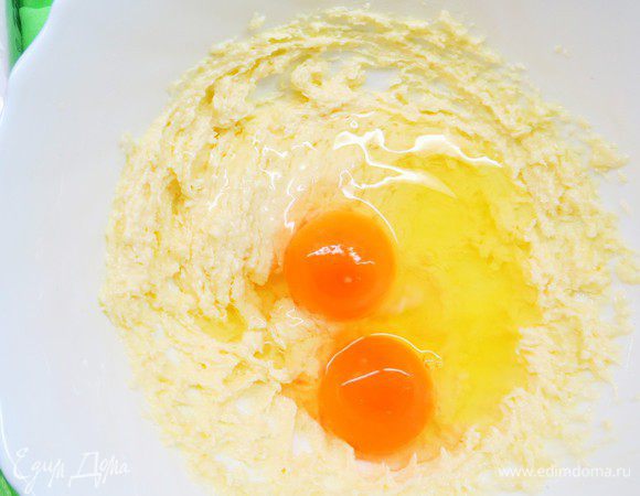Добавить яйца, перемешать на низкой скорости миксера.