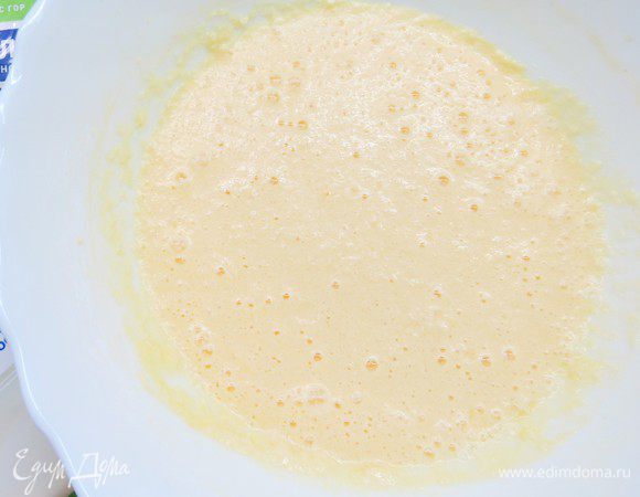 Влить молоко.