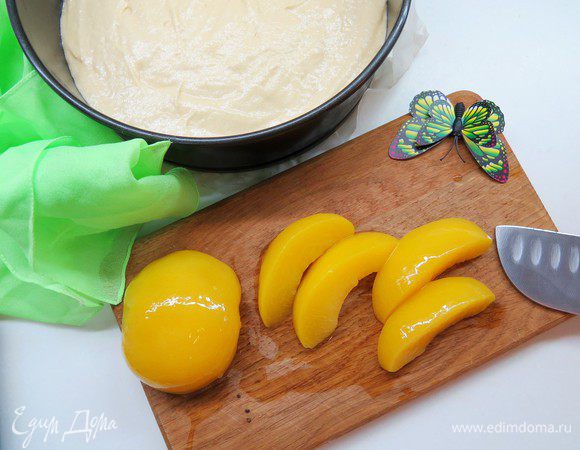 Персики нарезать ломтиками.