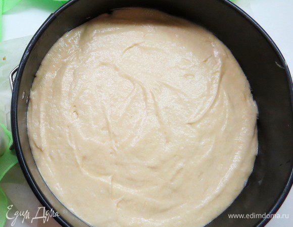 Форму диаметром 20 см застилаем бумагой для выпечки, кладем тесто, разравниваем.