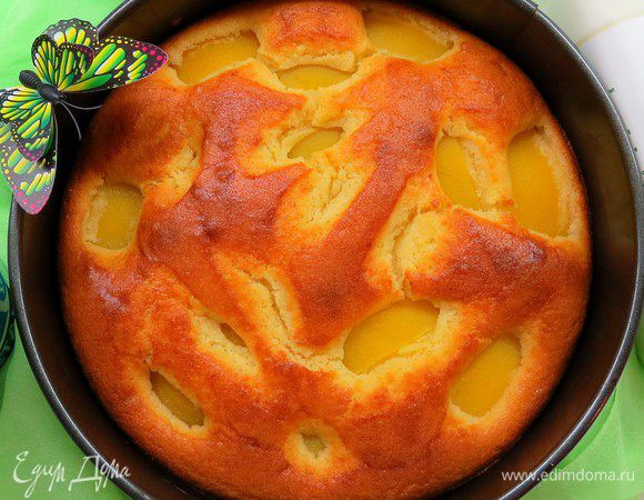  Ставим пирог в разогретую до 180°С духовку, выпекаем в течение 30–35 минут.