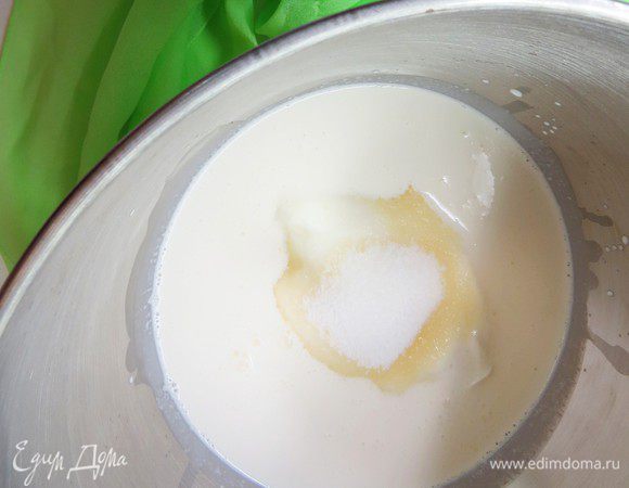 Пока печется пирог, делаем крем. В миску кладем сметану, сливки и сахар и взбиваем миксером до пиков.