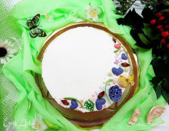 Горячий пирог заливаем кремом, даем настояться (у меня стоял ночь), затем нарезаем на порции.