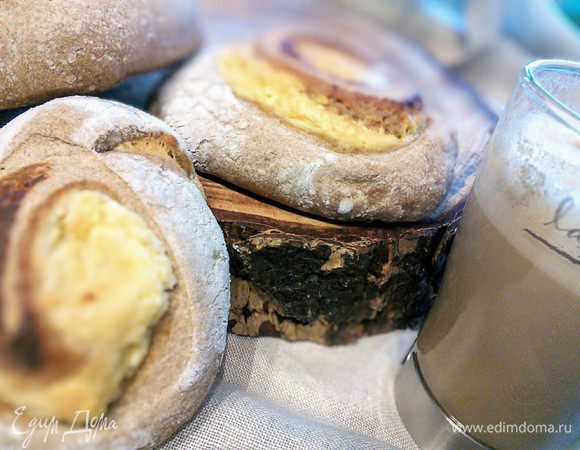 Разрезать на шайбы шириной приблизительно в 2 пальца и выложить на противень, покрытый пекарской бумагой. Накрыть пленкой и оставить еще на 30 мин. на отдых. Выпекать в заранее разогретой до 200°С духовке около 25 минут.