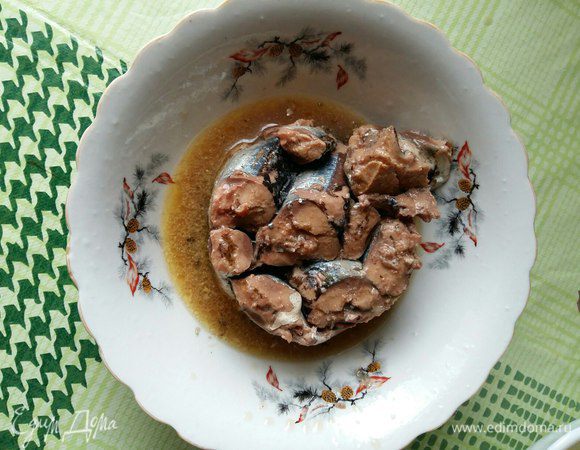 Открыть банку сайры, можно горбушу и т.д. (кто что любит), положить в чашку. Вилкой помять до однородности.