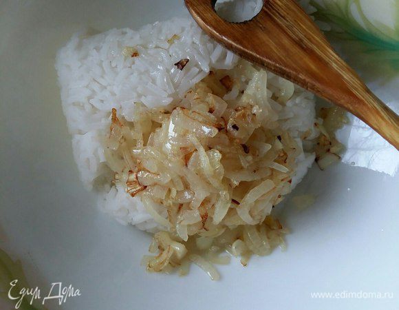 Нарезать репчатый лук кусочками, обжарить его до золотистого цвета на растительном масле, добавить к рису и перемешать. 