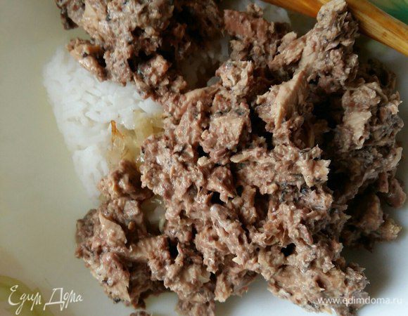 Добавить измельченную сайру и вновь все перемешать. Рис я не солила, но при желании можно подсолить, если кому-то начинка покажется несоленой.