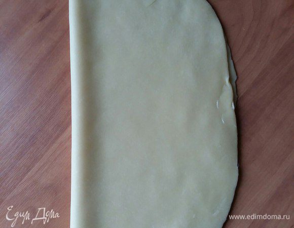 Складываем тесто пополам.