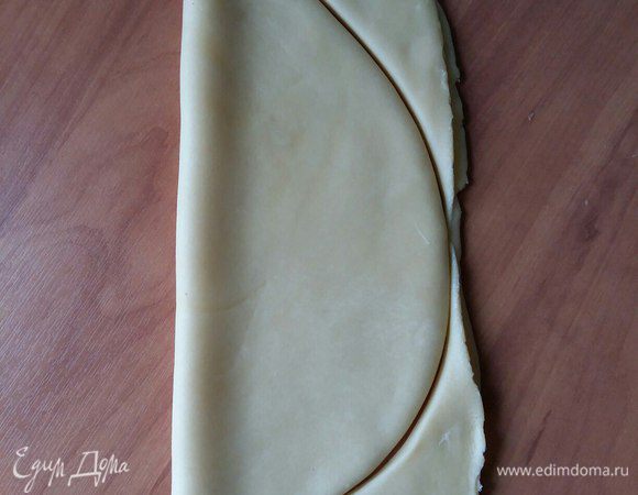 Берем нож для пиццы (им удобнее всего) и вырезаем форму рыбки