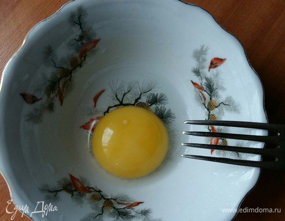 Берем яйцо, добавляем к нему 1 ч. л.воды, смешиваем. 