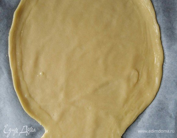 Переносим нашу рыбку на пергамент. Берем кисточку и кисточкой проводим по краям всей рыбки. 