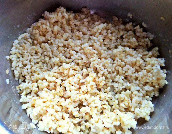 Булгур сварить согласно инструкции. Мой варился 15 минут вначале в стакане воды,но потом потребовалось еще долить воду. Весь в салат не использавала.