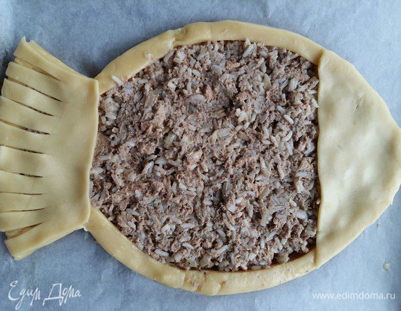 Берем еще 1 пласт теста и вырезаем хвост и голову так, как на фото. Укладываем, предварительно смазав бортики яйцом.