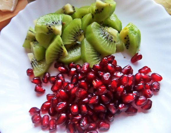 Киви и гранат очистить, киви нарезать кусочками.