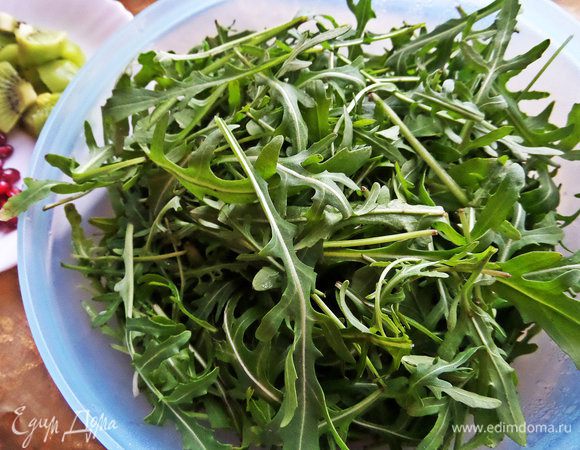 Руколу промыть, обсушить.