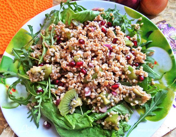 Выложить все сверху на зелень.