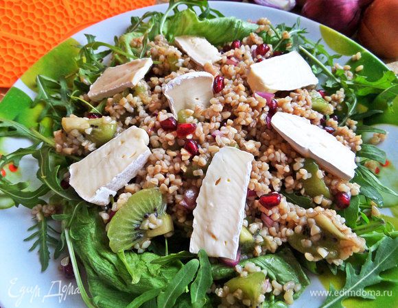 Выложить сверху на салат.