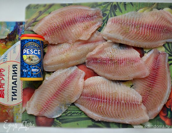Посолить и приправить специями для рыбы (тимьян, розмарин, черный молотый перец, базилик).
