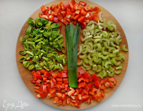 Овощи промыть, обсушить. Белую часть стебля лука-порея нарезать кольцами, сельдерей нарезать полукольцами, болгарский перец — небольшими кубиками.