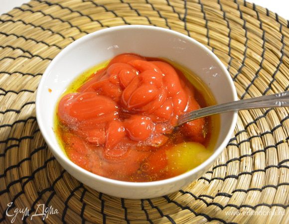 Смешать все ингредиенты для соуса: кетчуп (я беру хайнц), оливковое масло, мед, винный уксус, соль, перец. 