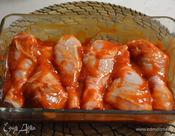 Залить голень соусом и перемешать. Выложить в блюдо для запекания.