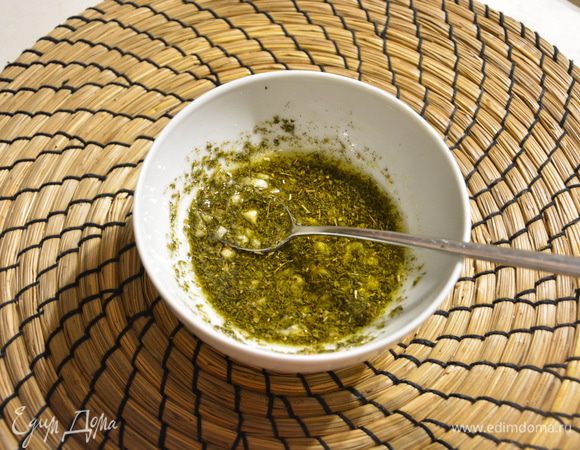 Смешать ингредиенты для соуса: оливковое масло, укроп и петрушка сушеные, соль, перец и раздавленный или мелко рубленый чеснок.