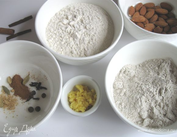 Приготовить все необходимое. Все специи поместить в отдельную миску. Натереть на мелкой терке цедру лимона.
