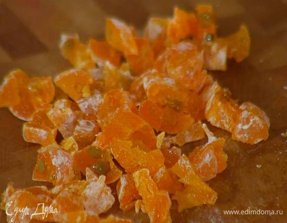 Крупные цукаты порезать на кусочки.