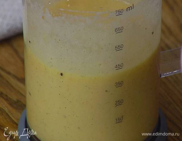 Яйца соединить с сахаром, добавить ваниль и взбить блендером с насадкой-венчиком в пышную массу, затем, продолжая взбивать, влить апельсиновый ликер.