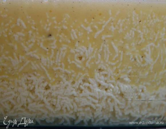 Протертый творог соединить с яично-сахарной массой и сливочным сыром, все вымешать.