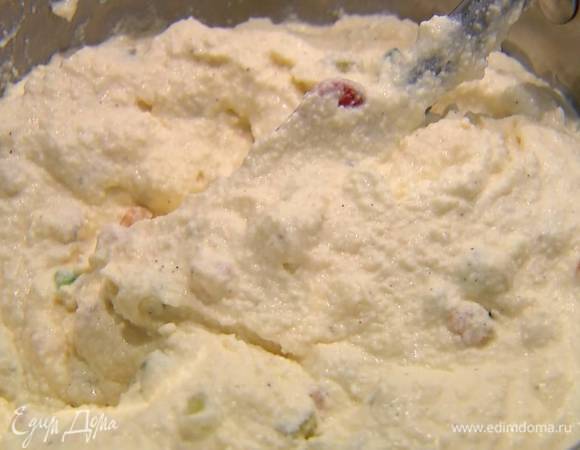 Добавить цукаты, еще раз перемешать и переложить в кастрюлю.