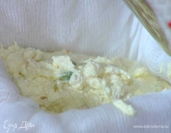 Форму для пасхи выстелить сложенной в несколько слоев марлей, выложить творожную массу, накрыть крест-накрест краями марли, так чтобы концы ее свешивались из формы.