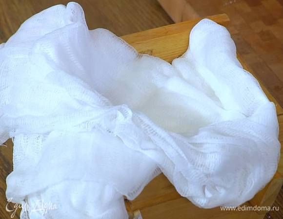 Поместить форму с пасхой в глубокую тарелку или противень, поставить сверху груз и оставить на пару дней.