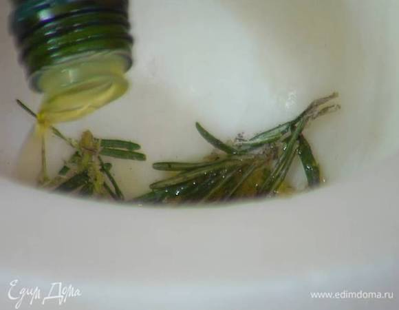 Приготовить ароматное масло: листья розмарина, соль и перец растереть в ступке, затем влить оливковое масло Extra Virgin и все перемешать.