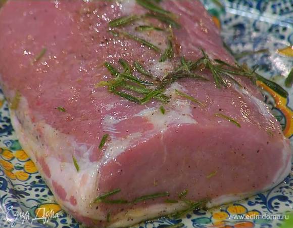 Мясо вымыть, просушить, натереть пряным маслом и дать постоять.