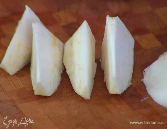 Картофель и корень сельдерея почистить и нарезать небольшими кусочками.