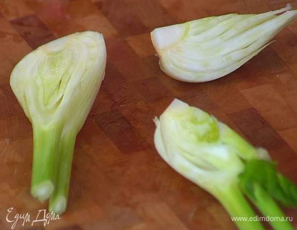 Фенхель и цикорий разрезать вдоль на несколько частей.