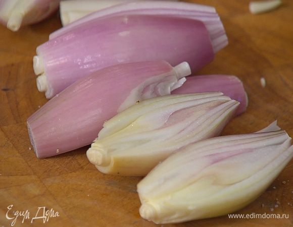 Шалот почистить и разрезать пополам (если лук крупный, нарезать дольками).